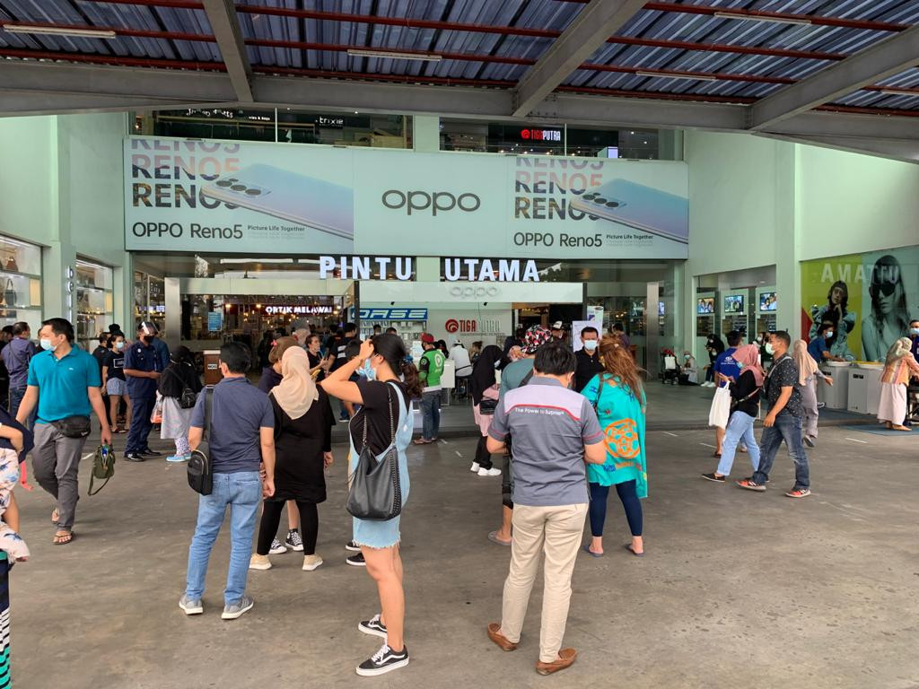 Warga Kota Malang saat mengevakuasi diri dari Gedung Mall Olympic Garden Kota Malang pasca terjadi gempa bumi (Foto: Lalu Theo/Ngopibareng.id)