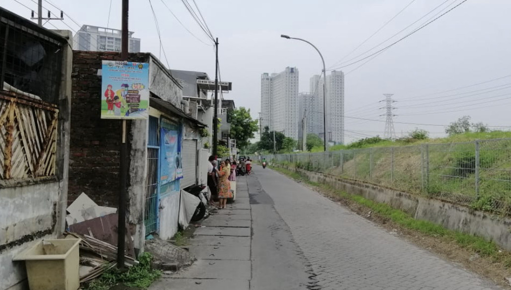 Beberapa warga Nginden terlihat keluar saat merasakan gemba bumi (Foto: Andhi Dwi/Ngopibareng.id)