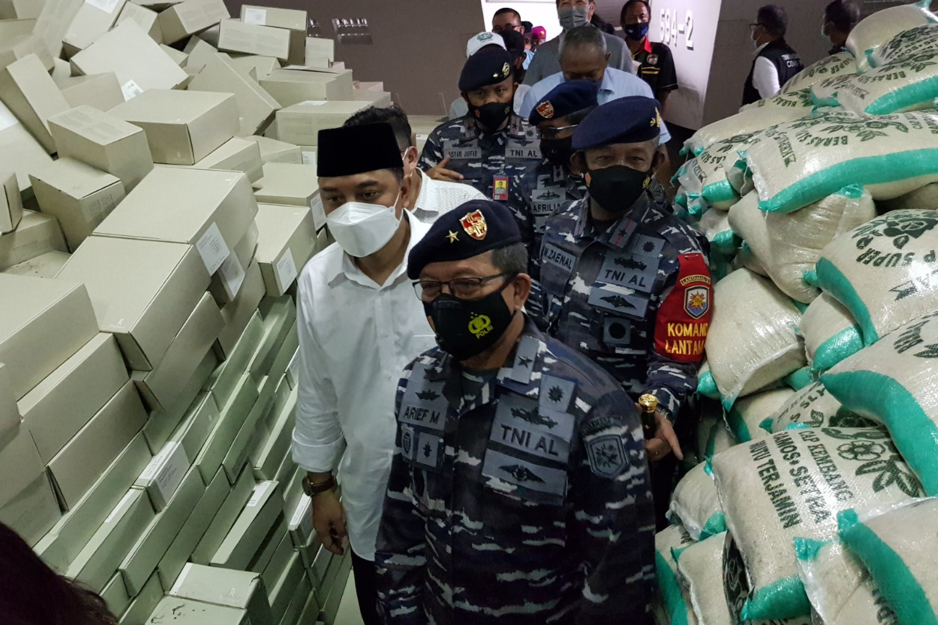 Inspektur Koarmada II Laksamana Pertama TNI Arief Muchtarom dan jajaran bersama Walikota Surabaya Eri Cahyadi saat melihat bantuan yang ada di dalam KRI Semarang di Dermaga Ujung, Surabaya, Sabtu 10 April 2021. (Foto: Fariz Yarbo/Ngopibareng.id)