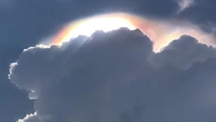 Penampakan langit dengan matahari Teletubbies, semburat warna kemerah-merahan menghiasi langit usai gempa Malang, Sabtu 10 April 2021. (Foto: TikTok)