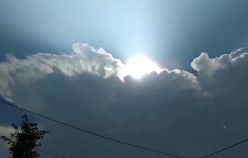 Penampakan langit dengan cahaya merah dari sinar matahari yang tertutup awan tebal. (Foto: TikTok)