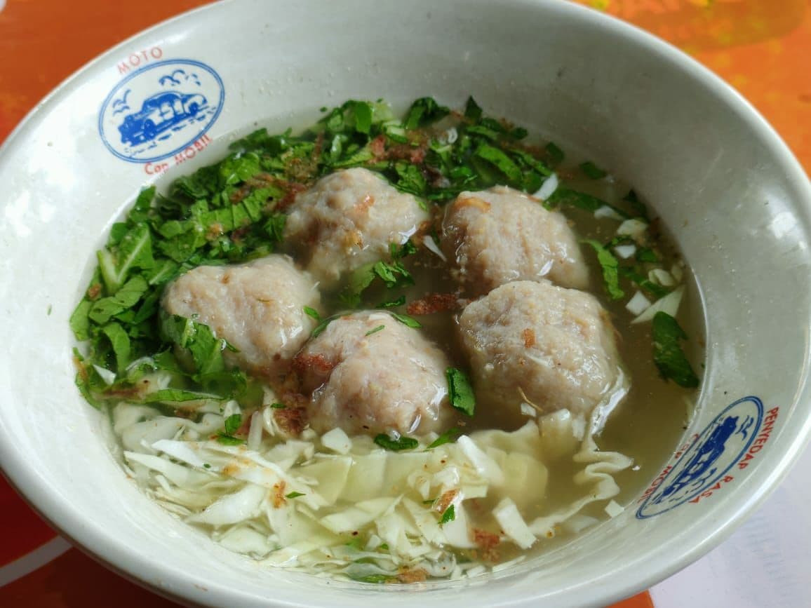 Seporsi Bakso Pak Ndut Kediri dengan harga Rp2.000. (Foto: Fendhy Plesmana/Ngopibareng.id)