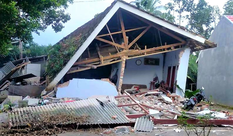 Di antara rumah warga yang rusak akibat gempa di Kecamatan Tempursari, Lumajang. (Foto: Ikhsan Mahmudi/Ngopibareng.id)