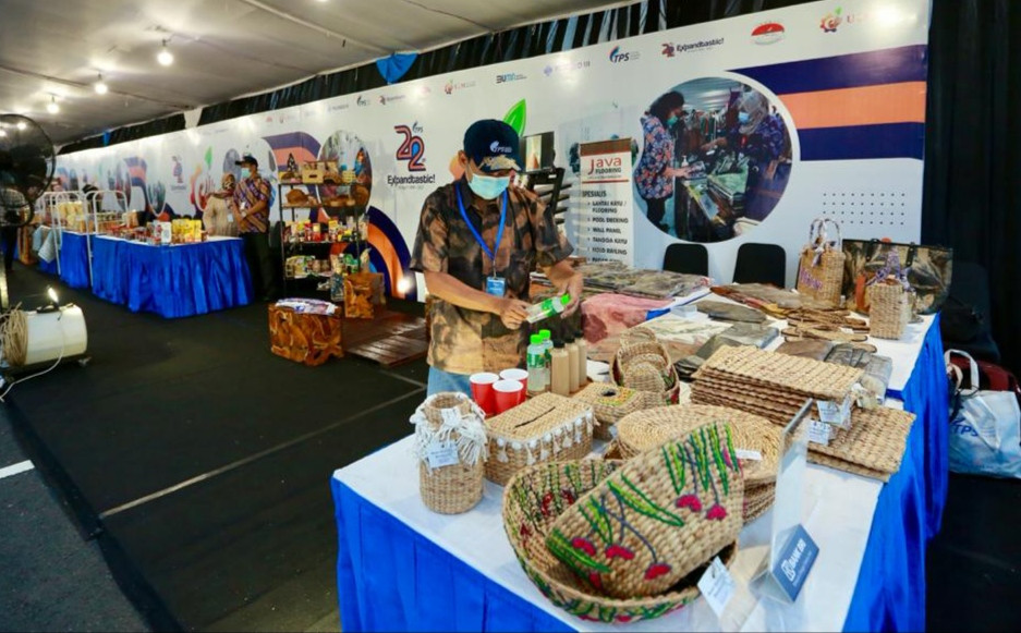 Salah satu lapak UMKM yang pada festival amakanan dan minumam halal di Pantai Boom Marina. Festival ini digelar untuk mendorong pertumbuhan ekonomi (foto:istimewa)