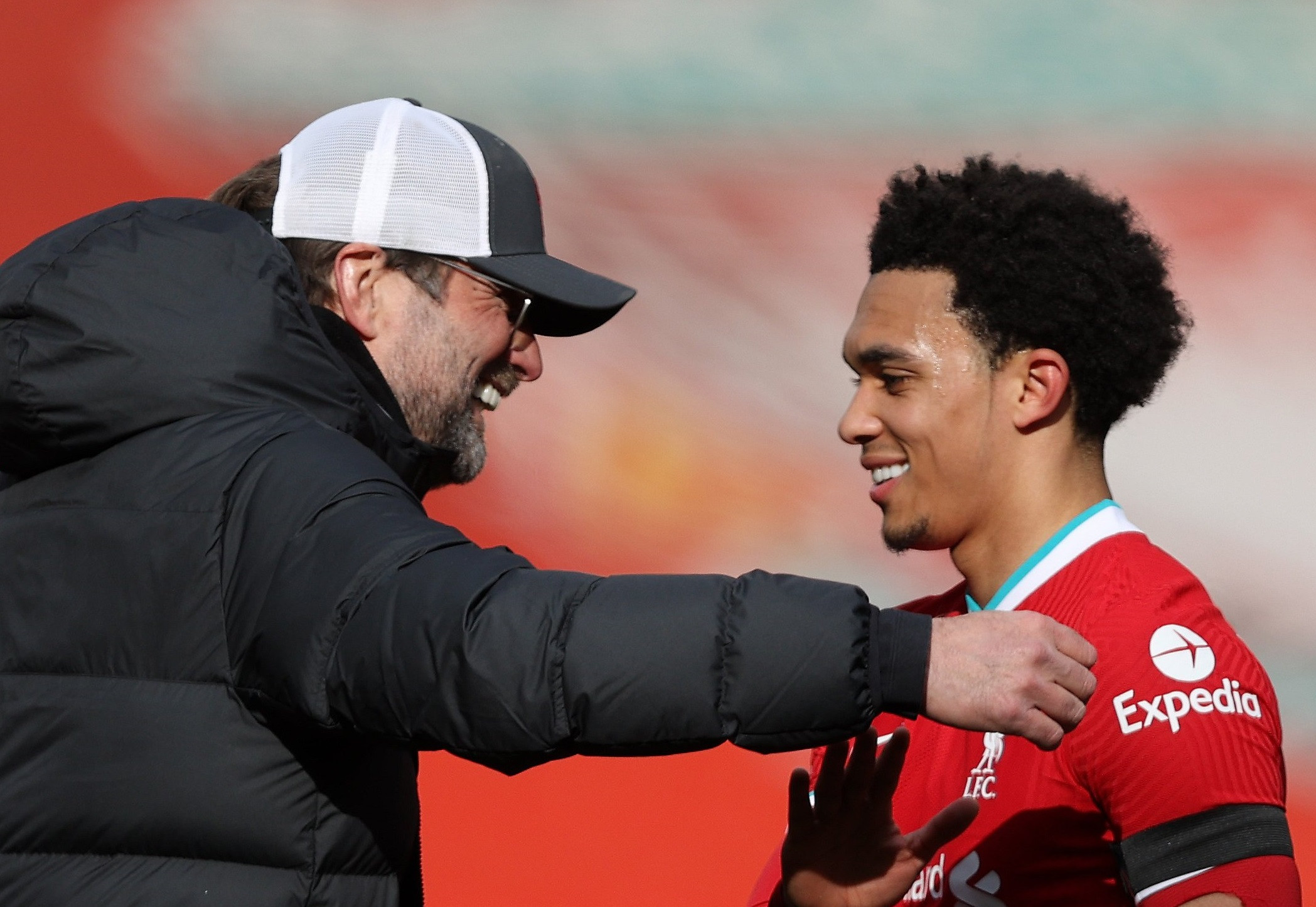 Trent Alexander-Arnold disambut pelukan oleh Jurgen Klopp usai Liverpool menang 2-1 atas Aston Villa. (Foto: Twitter/@LFC)