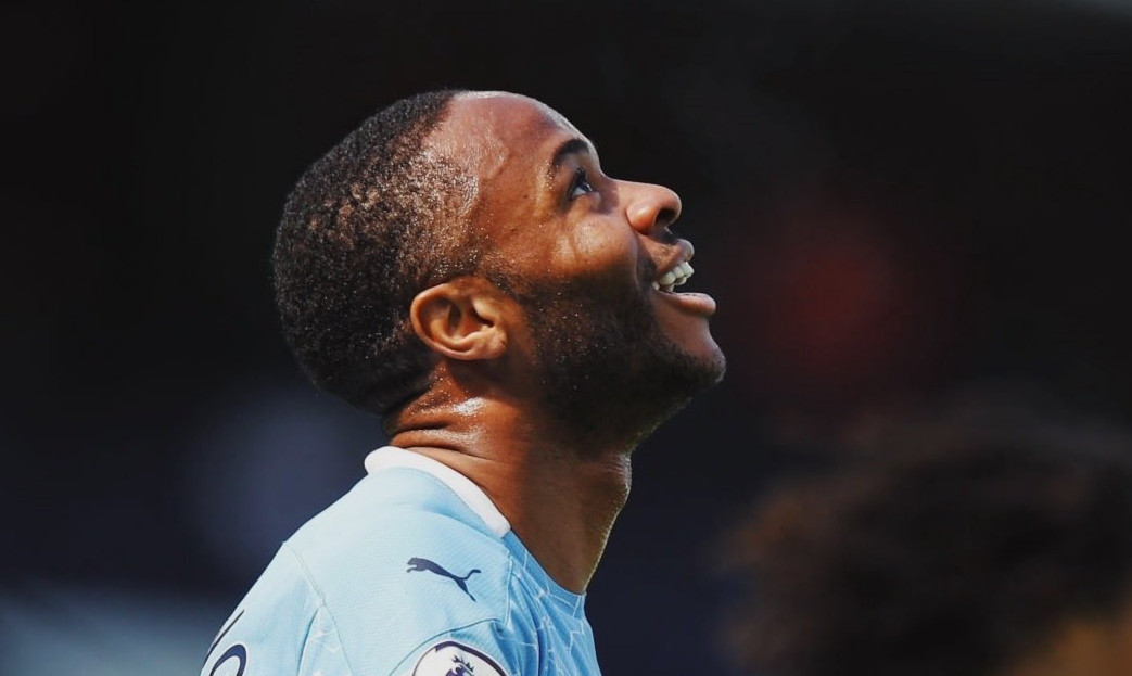 Ekspresi kekecewaan Raheem Sterling usai timnya kalah dari 10 pemain Leeds United. (Foto: Twitter/@ManCity) 