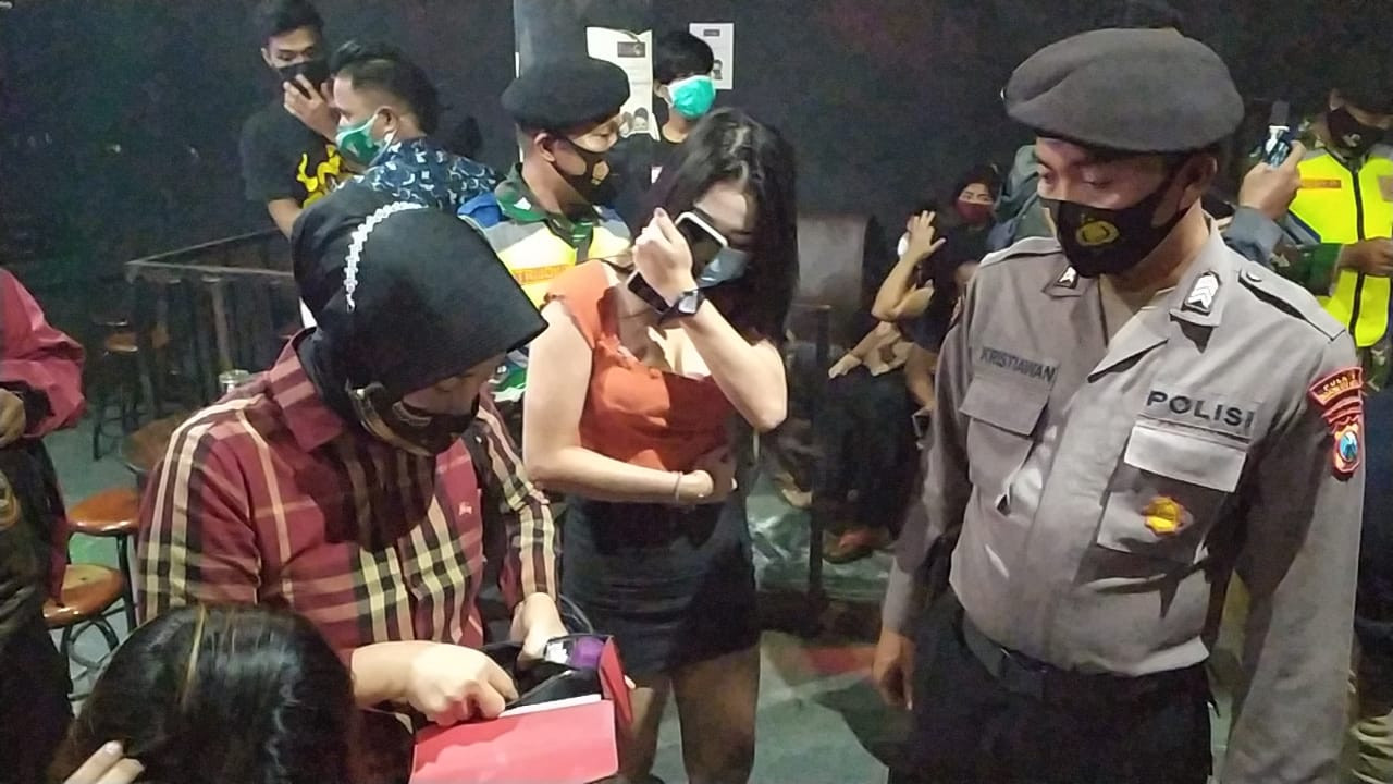 Petugas gabungan dari Badan Narkotika Nasional (BNN) Kota Mojokerto beserta TNI, Polri, Dinas Kesehatan, dan Satuan Polisi Pamong Praja (Satpol PP) Kota Mojokerto menggelar razia di sejumlah tempat karaoke, Sabtu 10 April 2021 malam. (Foto: Deni Lukmantara/Ngopibareng.id)