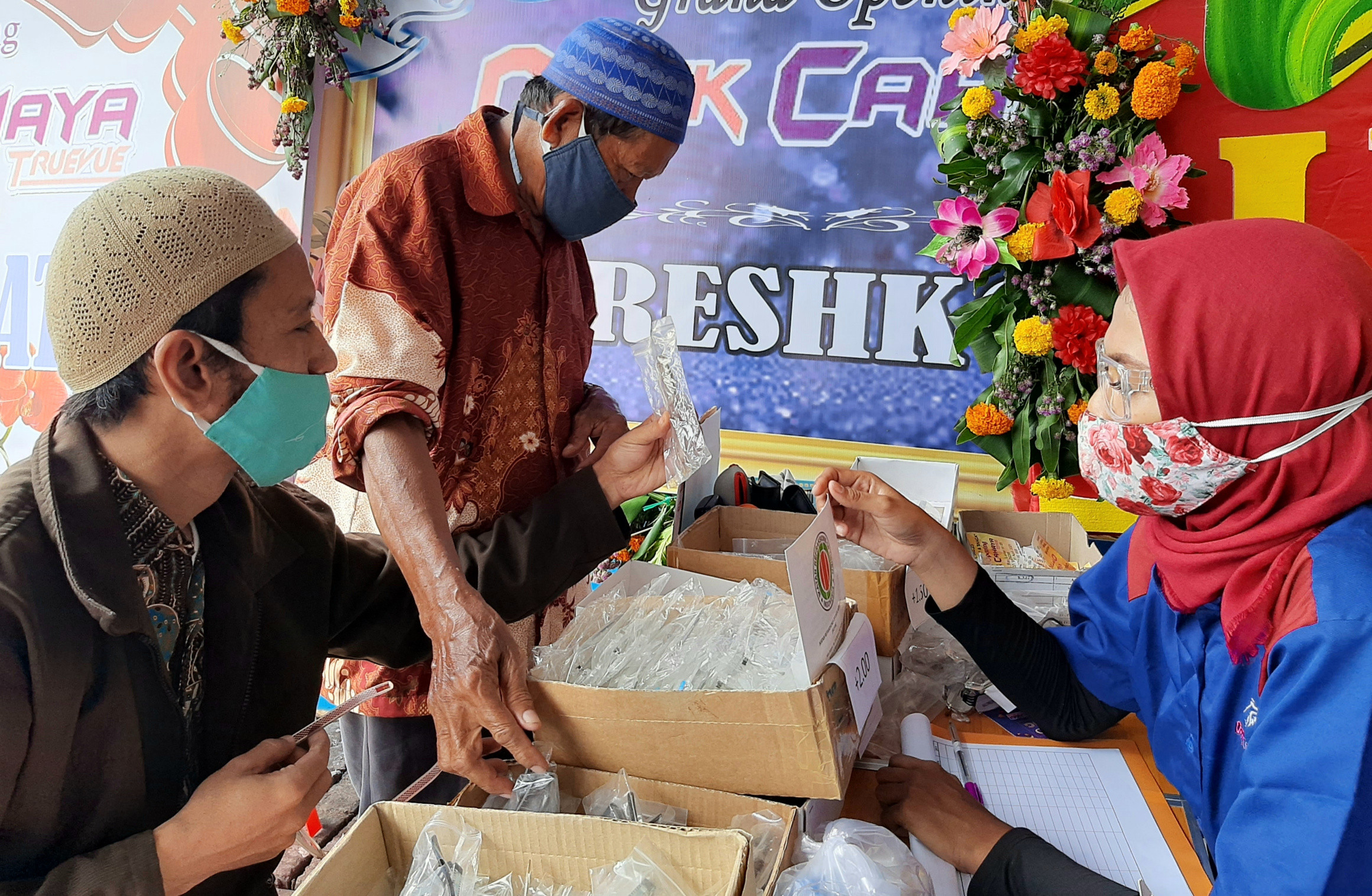 Suasana pembagian kacamata gratis untuk masyarakat yang dilakukan Optik Cahaya Truevue Lontar Surabaya. (Foto: Pita Sari/Ngopibareng.id)