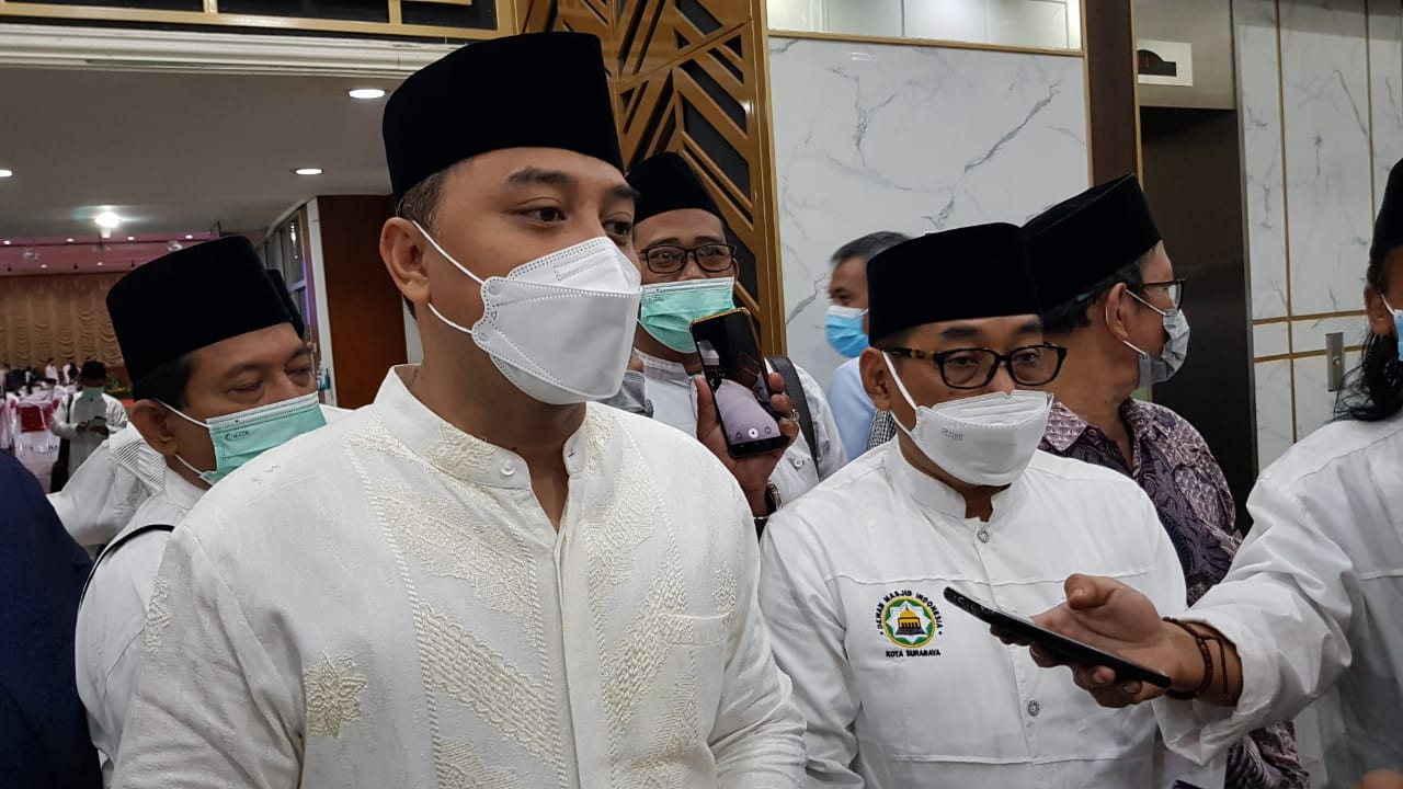 Walikota Surabaya, Eri Cahyadi bersama dengan Ketua DMI Surabaya Arif Afandi usai pengukuhan PC DMI se-Surabaya di Graha Sawunggaling Gedung Pemkot Surabaya, Minggu 11 April 2021. (Foto: Fariz Yarbo/Ngopibareng.id)