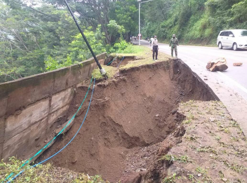 Selain tebing ambrol, bau jalan di jalur Tugu, Trenggalek longsor. (Foto: Istimewa)  