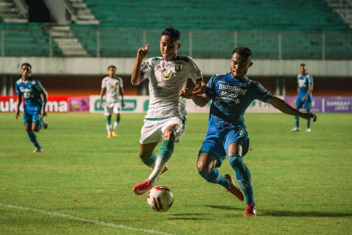 Pemain Persebaya Marselino Ferdinan berebut bola dengan Pemain Persib Ardi Idrus dalam babak delapam besar Piala Menpora di Stadion Maguwoharjo, Sleman, Minggu 11 April 2021 malam. (Foto: Persebaya) 