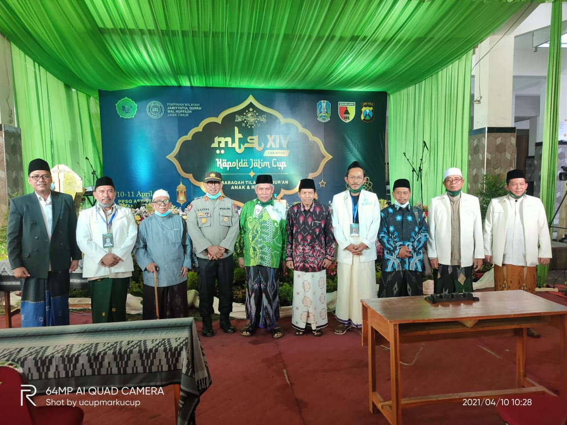 KH Marzuki Mustamar di antara para kiai dan penyelenggara MTQ NU Jawa Timur di Pesantren Asy-Syadzili, Pakis, Malang. (Foto: Istimewa)