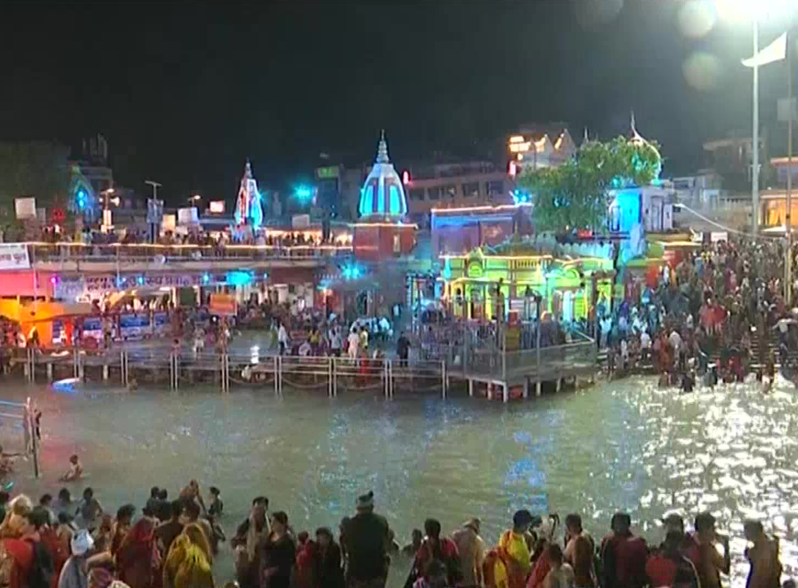 Ritual mandi di Sungai Gangga di India, pada Minggu, 11 April 2021. (Foto: tangkapan layar via Twitter)