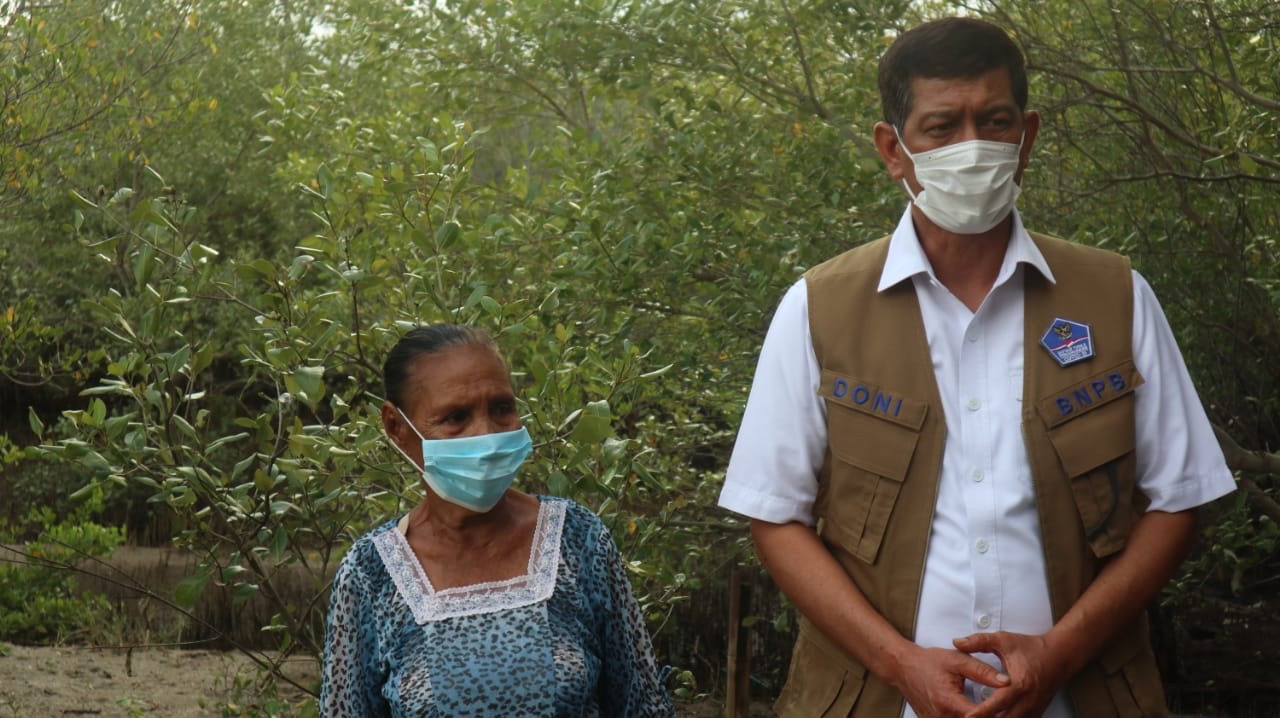 Kepala Badan Nasional Penanggulangan Bencana (BNPB), Letjen TNI Doni Monardo bersama Angelina Nona atau akrab disapa Mama Nona di Desa Reroroja, Kecamatan Magepanda, Kabupaten Sikka. (Foto: Dok. BNPB)