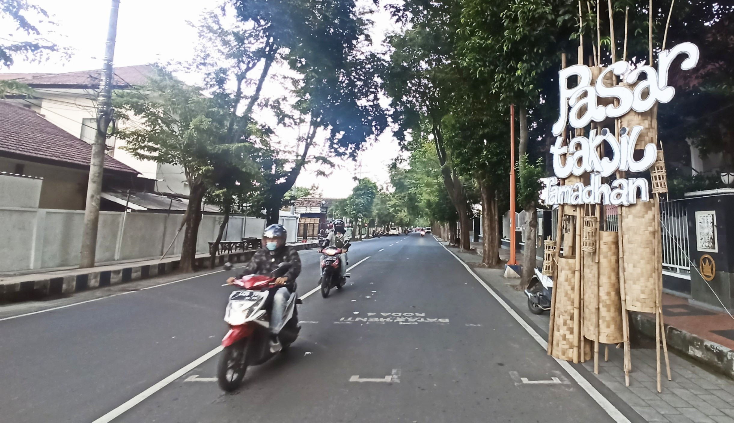 Salah satu lokasi pasar takjil di kota Banyuwangi di Jl. Brigjen Katamso (foto Muh Hujaini/Ngopibareng.id)