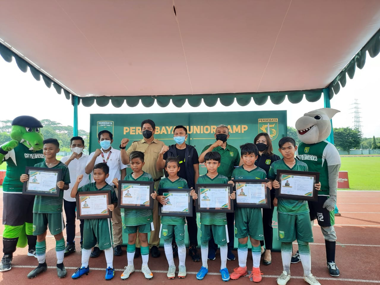 Presiden Persebaya, Azrul Ananda pose bersama peserta program Junior Camp Persebaya Surabaya di Stadion Bumi Moro AL Surabaya, Senin 12 April 2021. (Foto: Alief Sambogo/Ngopibareng.id)