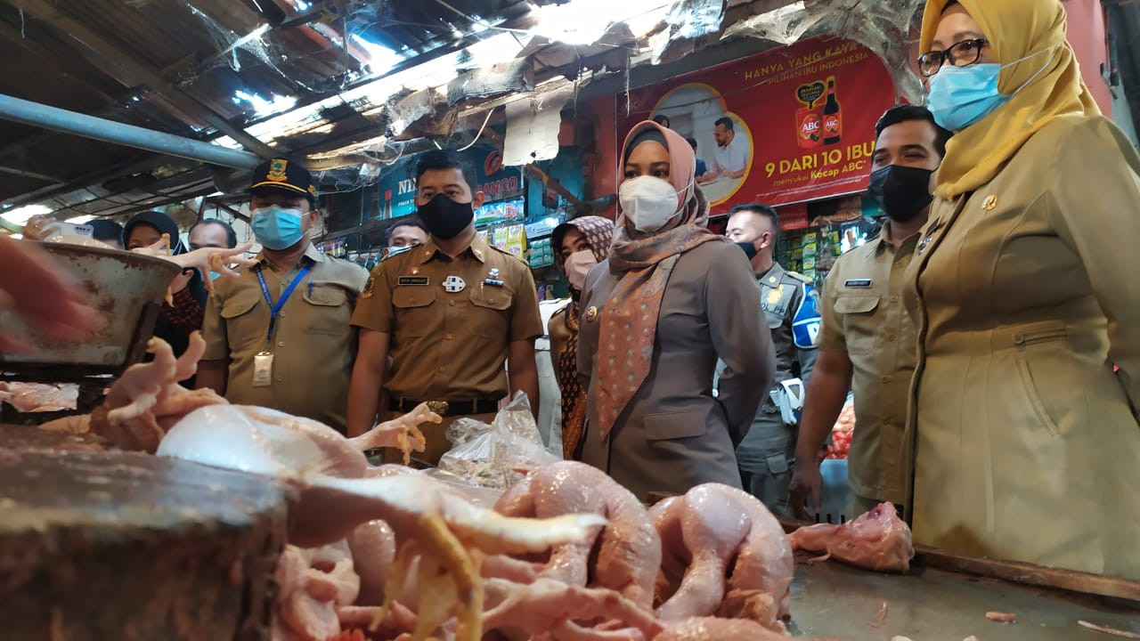 Walikota Mojokerto Ika Puspita Sari saat melakukan sidak ke kios pedagang daging ayam di Pasar Tanjunganyar Kota Mojokerto, Senin 12 April 2021. (Foto: Deni Lukmantara/Ngopibareng.id)