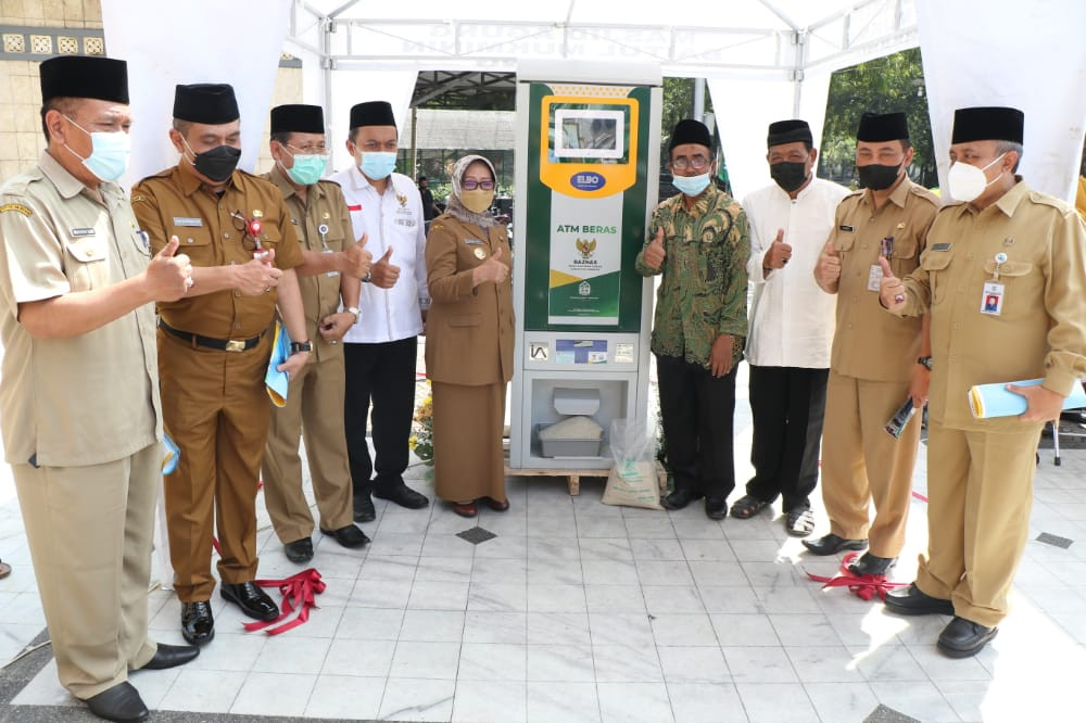 Bupati Jombang Hj Mundjidah Wahab meresmikan ATM beras yang dikelola Badan Amil Zakat Nasional (Baznas) Jombang, sekaligus melaunching program Bahagia Bersama Tetangga di Masjid Agung Baitul Mukminin, Senin 12 April 2021. (Foto: Mardiansyah Triraharjo/Ngopibareng.id)