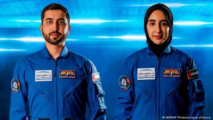 Nora Al Matrooshi (kanan), astronot perempuan pertama asal Arab bersama Mohammad Al Mulla. (Foto: WAM/AP/Photo/picture alliance)