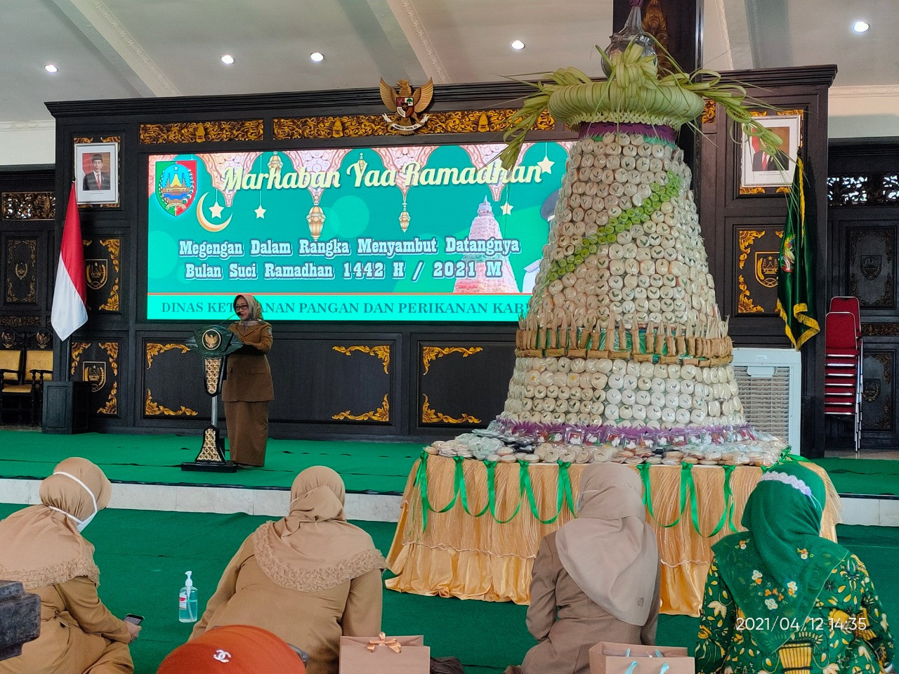 Gunungan apem di pendopo saat kenduri megengan, Senin 12 April 2021. (Foto: Pemkab Jombang)