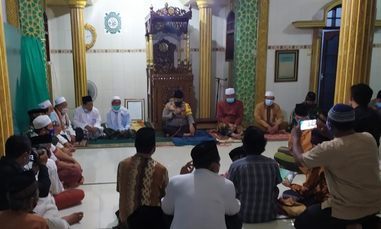 Takmir masjid bersama Kapolres Mojokerto dan Fokopimca memberi imbauan kepada jamaah salat tarawih, Senin 12 April 2021.(Foto: Deni Lukmantara/Ngopibareng.id)