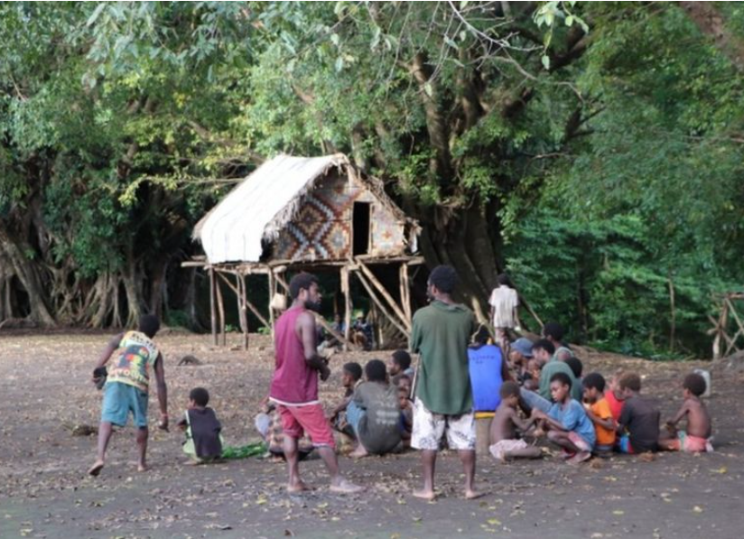 Masyarakat pedalaman yang tinggal di rumah kuni di hutan Tanna, di Vanuatu, melakukan ritual duka cita untuk Pangeran Philip. (Foto: Tangkapan layar via BBC)