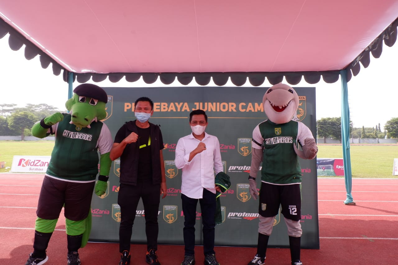 Presiden Persebaya Azrul Ananda dan Sekretaris Komisi B DPRD Kota Surabaya, Mahfudz di acara penutupan Junior Camp Persebaya Surabaya. (Foto: Alief Sambogo/Ngopibareng.id)