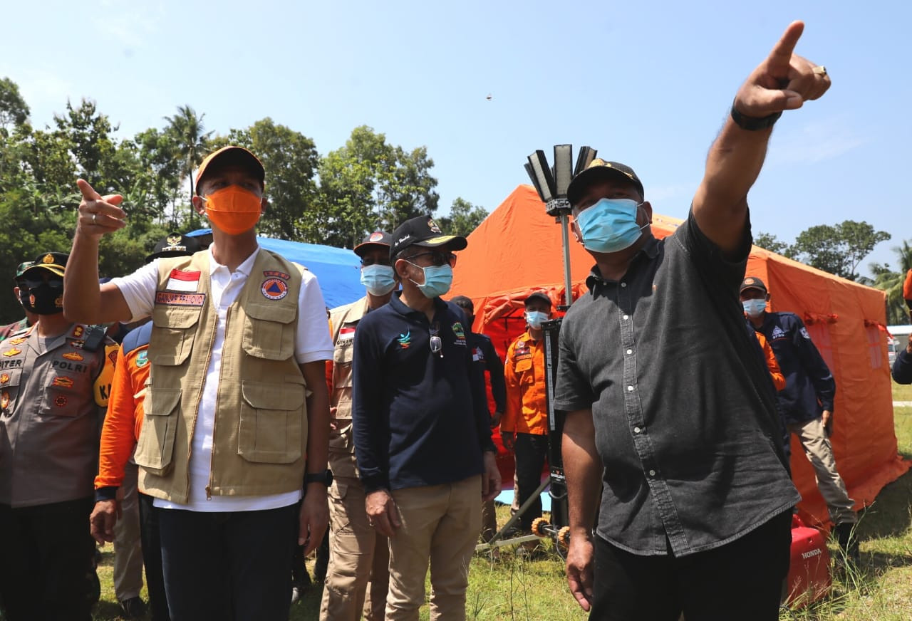 Gubernur Jawa Tengah Ganjar Pranowo melihat rangkaian simulasi bencana siklon tropis Seroja dan Odette yang dilakukan di Desa Jladri, Buayan, Kebumen, Minggu 11 April 2021. (Foto: Istimewa).