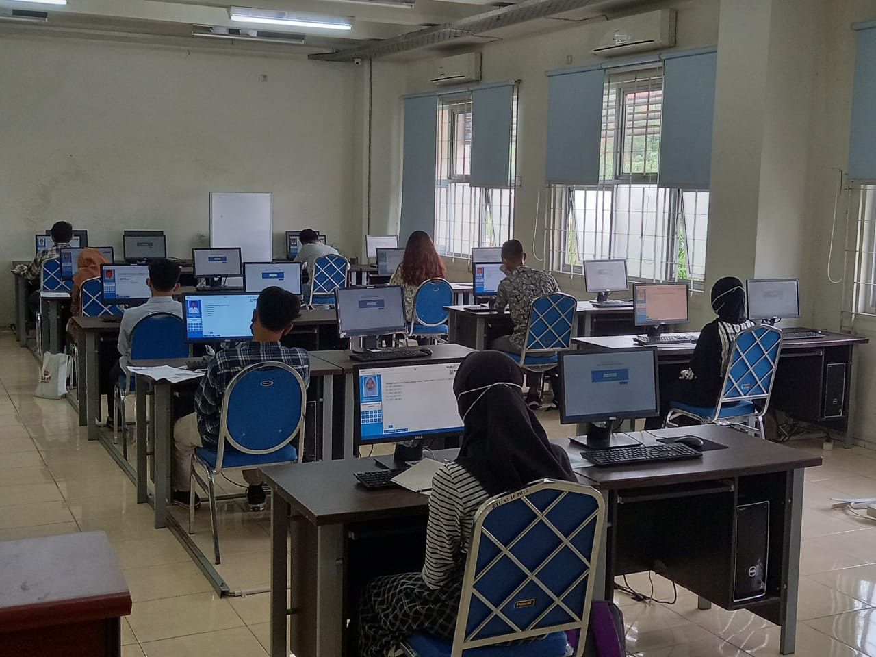 Suasana pelaksanaan UTBK di Gedung Departemen Teknik Informatika ITS, Surabaya, Senin 12 April 2021. (Foto: Fariz Yarbo/Ngopibareng.id)