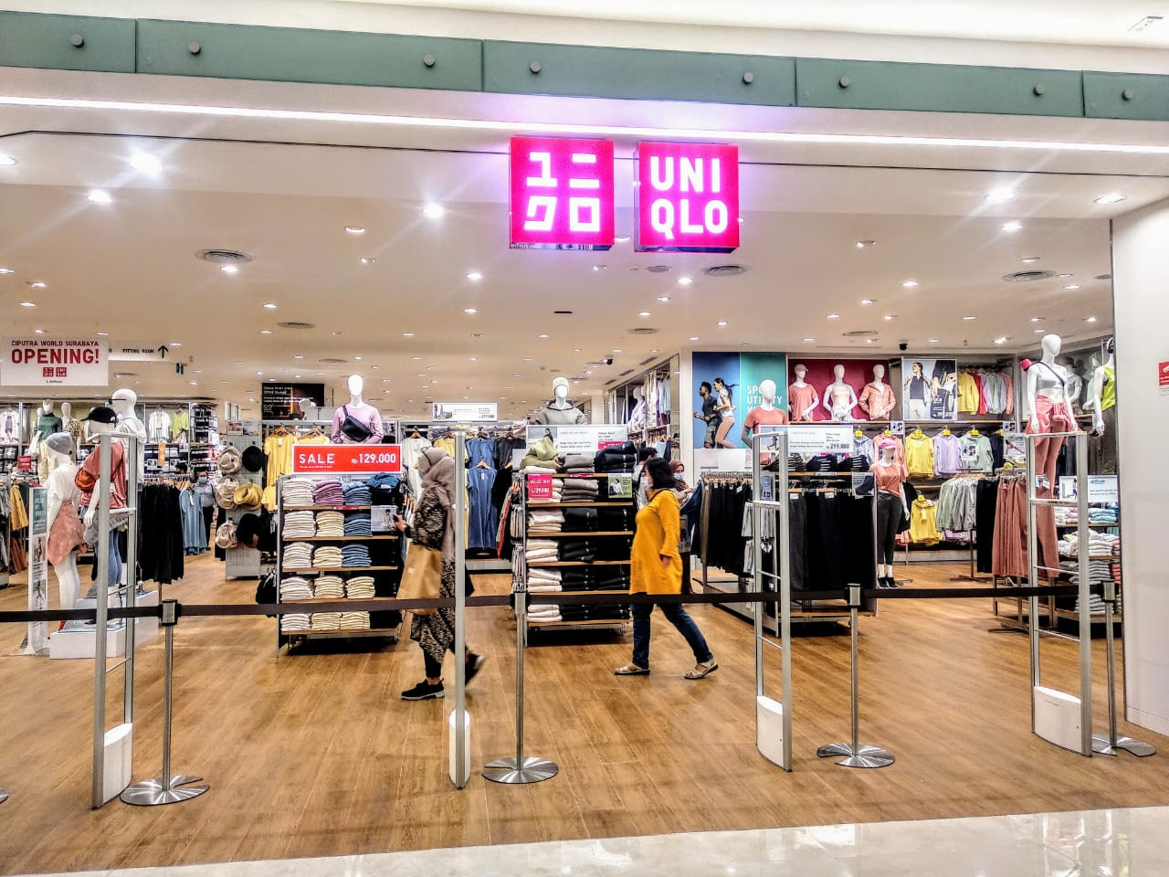 Gerai Uniqlo di lantai satu Ciputra World Surabaya (Foto: Mutqiyyah Rizqi/Ngopibareng.id)