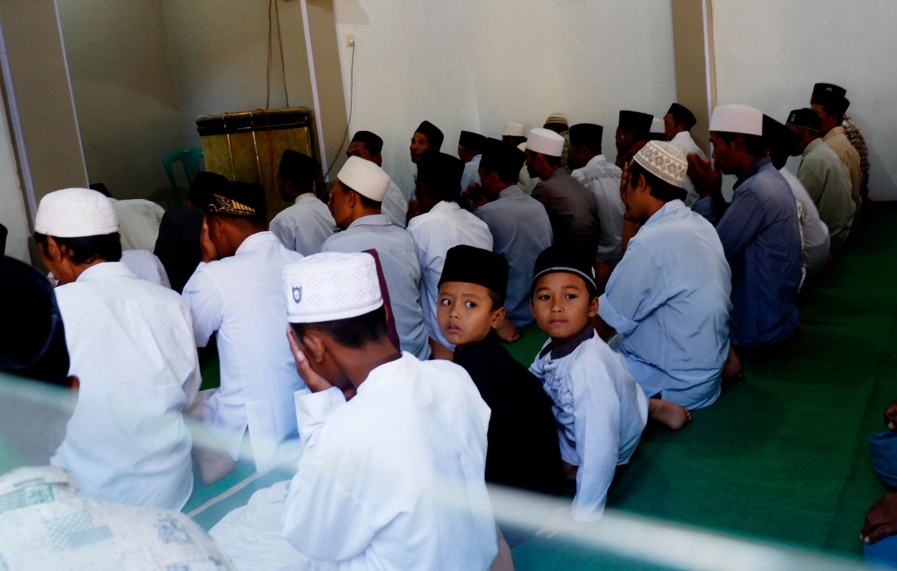 Penganut Aboge di Kecamatan Leces, Kabupaten Probolinggo mulai melaksanakan salat tarawih, Selasa malam ini.  (Foto: Ikhsan Mahmudi/Ngopibareng.id)