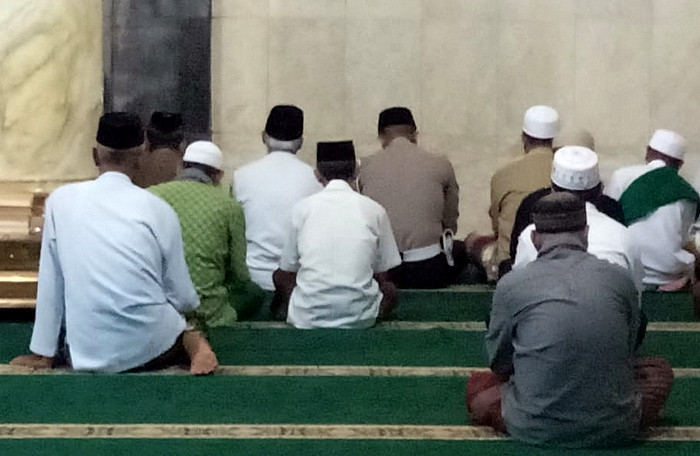 DILONGGARKAN: Masyarakat muslim Bondowoso boleh salat tarawih pada Ramadan tahun, ini ditengah  pandemi Covid-19. (foto: guido saphan/ngopibareng.id)