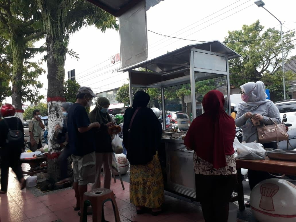 Penjual lauk yang ada di tempat ngabuburit terfavorit di Kota Blitar, Jalan A Yani. (Foto: Choirul Anam/Ngopibareng.id)