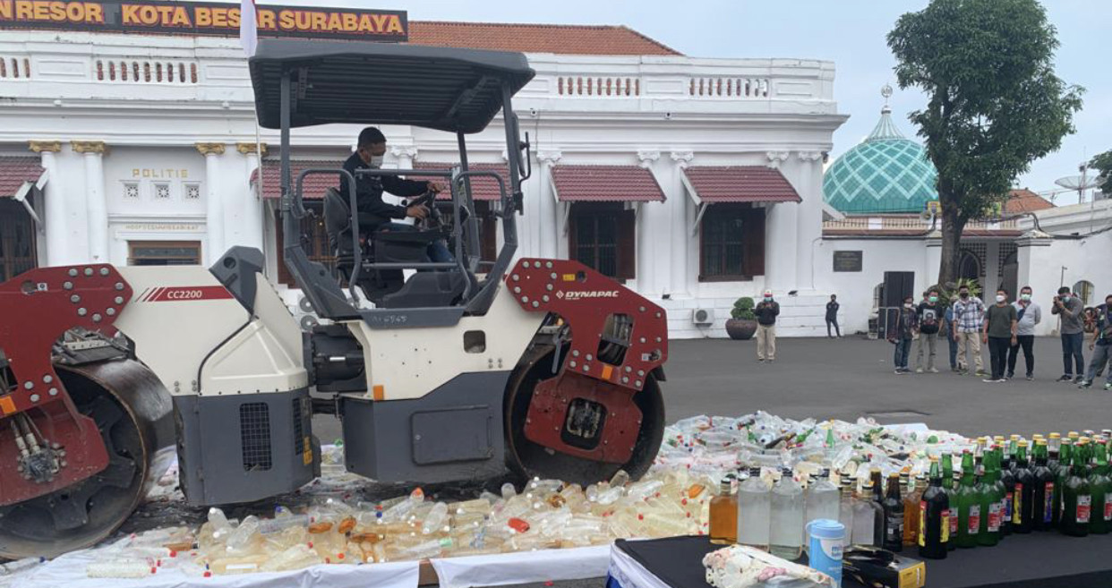 Polrestabes Surabaya musnahkan botol miras (Foto: Istimewa)