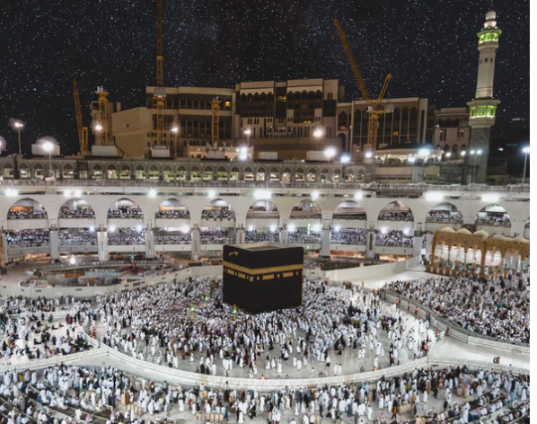 Masjidil Haram menunaikan Tarawih dengan menerapkan protokol kesehatan. (Foto: unsplash.com)