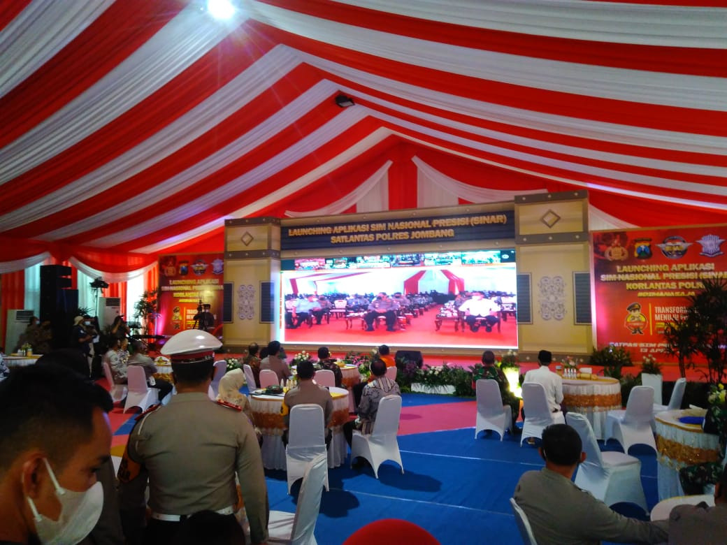 Peluncuran program SIM Presisi Nasional (Sinar) oleh Kapolri Jendral Listyo Sigit Prabowo, dan diikuti secara virtual di Satlantas Polres Jombang, Selasa 13 April 2021. (Foto: Mardiansyah Triraharjo/Ngopibareng.id)