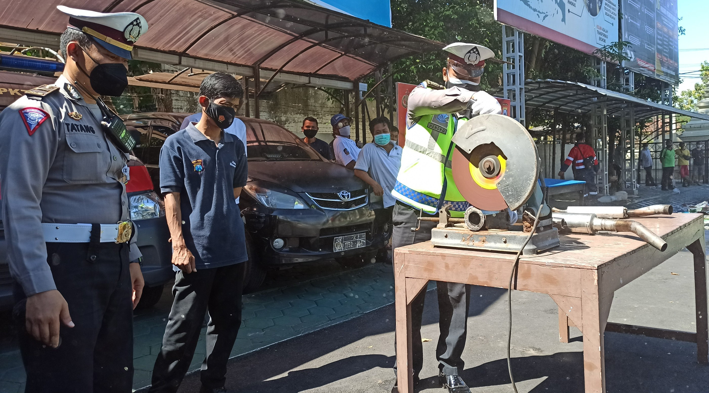 Petugas memusnahkan memusnahkan knalpot brong dengan mengggunakan gerindra. Pada saat yang sama Polisi juga memusnahkan 2,6 ton minuman  keras (Foto: Muh Hujaini/Ngopibareng.id) 