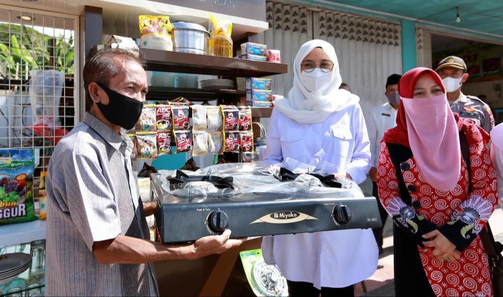 Bupati Banyuwangi Ipuk Fiestiandani menyerahkan bantuan  program Wenak kepada Ismail (foto: Istimewa)