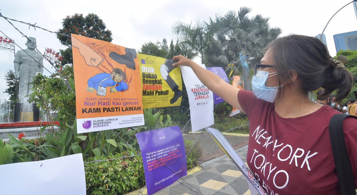 Wartawan Surabaya, ketika melakukan aksi tolak kekerasan jurnalis (Foto: AJI Surabaya)