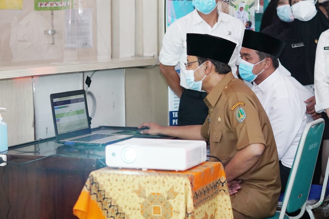 Walikota Pasuruan Saifullah Yusuf atau yang akrab dipanggil Gus Ipul sedang menjajal E New Purut. Dengan aplikasi ini pasien Rumah Sakit Umum Daerah dr R Soedarsono Purut  Pasuruan tak perlu lagi anter. (Foto: Istimewa)  (Foto: Istimewa)