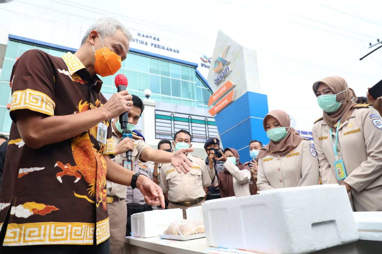 Ganjar meninjau produk perikanan dan kelautan Jawa Tengah yang akan diekspor ke Amerika. (Foto: Dok Prov Jateng)