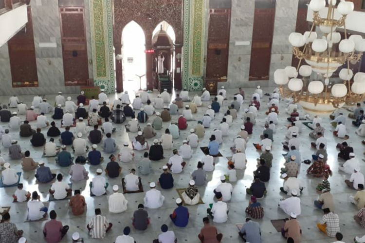 Salat Tarawih berjamaah di masa pandemi di suatu masjid. (Foto: Istimewa)