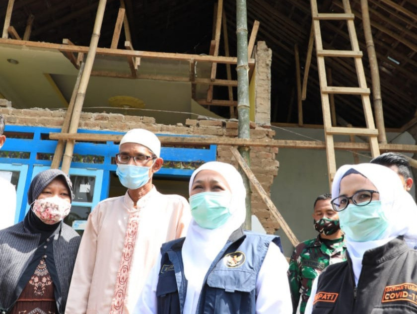 Gubernur Jatim Khofifah Indar Parawansa ketika meninjau titik korban gempa Jatim. (Foto: humas Pemprov)