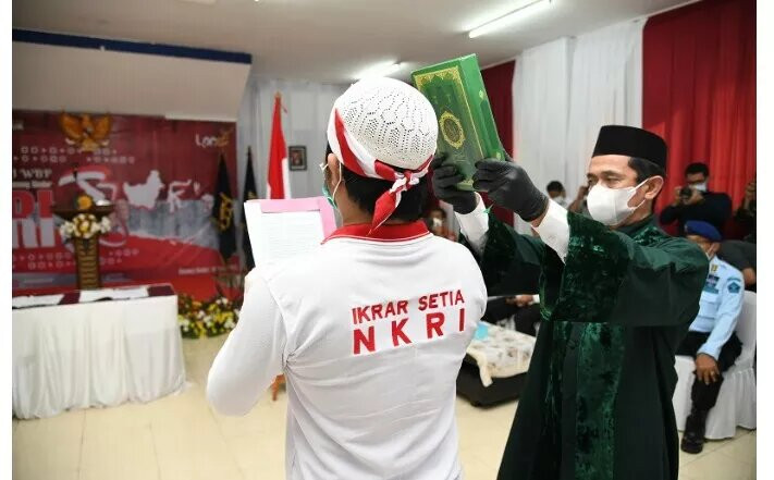 Pengucapan sumpah setia kepada NKRI sejumlah napi teroris. (Foto: Kemenkumham)