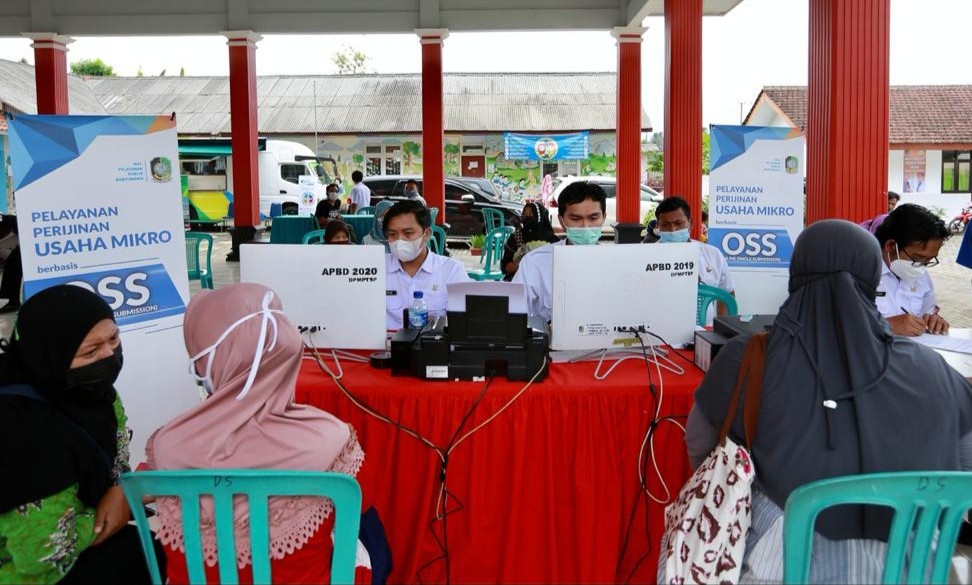 Para pelaku usaha mikro mengurus perizinan yang dilakukan dengan sistem jemput bola di kantor Desa (foto: istimewa)