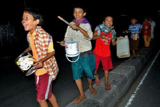 Kegembiraan khas masa kanak-kanak dalam membangunkan sahur pada setiap bulan suci Ramadhan. (Foto: Istimewa)