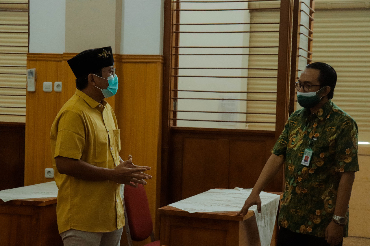 Tjutjuk Supariono ketika meninjau persiapan SMP Santa Maria jelang sekolah tatap muka. (Foto: Alief Sambogo/Ngopibareng.id)