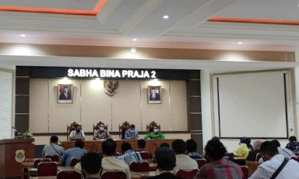 TINDAK TEGAS: Pemkab Bondowoso dalam konferensi pers di ruang Sabha Bina Praja 2 kantor pemkab setempat akan menindak tegas penimbun gas melon. (foto: guido/ngopibareng.id)