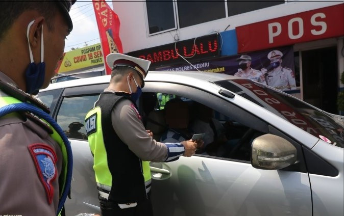 Ilustrasi. Polisi lakukan penyekatan di pintu masuk Kediri untuk antisipasi arus mudik. (Foto: Istimewa)