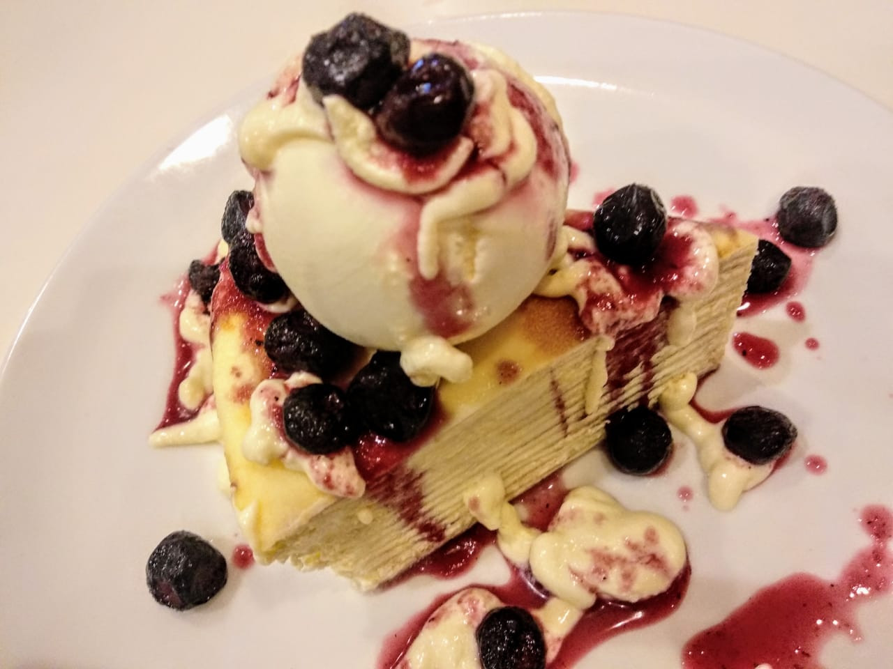 Berry Cheese Crepes Cake, salah satu menu dessert favorit di Pancious Ciputra World Surabaya (Foto: Mutqiyyah Rizqi/Ngopibareng.id)